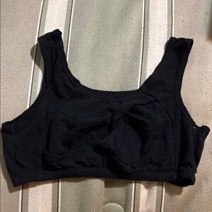 Sports bra with keyhole